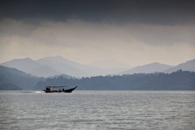 Surat Thani, Tayland - 20 Ekim 2012: Khao Sok Ulusal Parkı Manzarası, Ratchaprapha Barajı 'nın popüler merkezi 