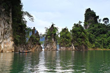 Surat Thani, Tayland - 20 Ekim 2012: Khao Sok Ulusal Parkı Manzarası, Ratchaprapha Barajı 'nın popüler merkezi 