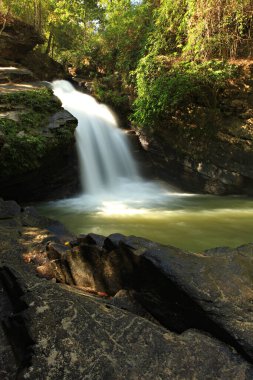 Mae Wang Şelalesi 'nin manzarası, Tayland' ın Mae Wang Bölgesi Chiang Mai bölgesinde küçük bir şelaledir. 