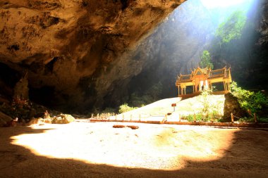 İfade Nakhon Mağarası 'nın güneş ışığı bu mağaranın çatısından taşar ve Sam Roi Yot, Prachuap Khiri Khan, Tayland' da saklı olan küçük pavyonu aydınlatır. 