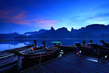 Surat Thani, Tayland - 20 Ekim 2012: Khao Sok Ulusal Parkı Manzarası, Ratchaprapha Barajı 'nın popüler merkezi 