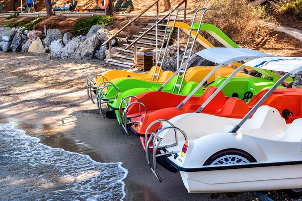 Различные Цветовые Педали Автомобили Два Оттенками Два Горками Песчаном Берегу — стоковое фото
