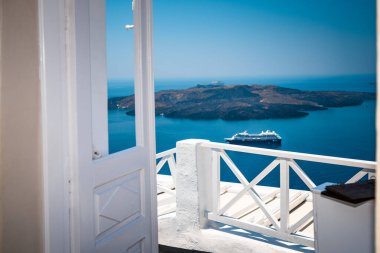 Akdeniz manzarası ve açık kapıdan geçen gemi, Yunanistan 'ın Santorini kenti