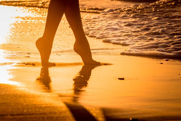Woman Legs Beach Blurred Sunset Sea Ackground — Stock Photo, Image