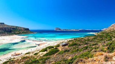 Balos Gölü ve Gramvousa adasına panoramik manzara. İnanılmaz berrak suları ve saf beyaz kumu Girit, Yunanistan