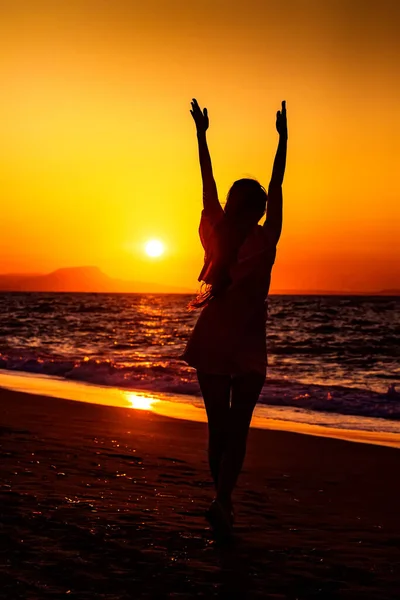Zwart Vrouwelijk Silhouet Genietend Van Geweldige Zonsondergang Handen Omhoog Vakantie — Stockfoto