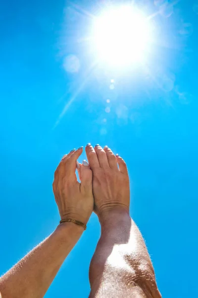 Duas Mãos Estão Tentar Alcançar Céu Luz Solar Atração Energética — Fotografia de Stock