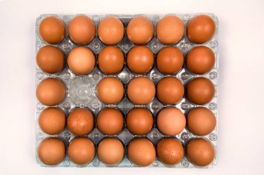 Ekstra büyük organik 30 'luk yumurta paketi var ama biri eksik. Yukarıdan görüntüle. 