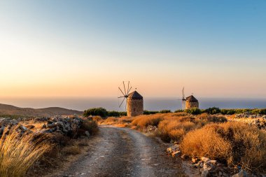 Günbatımında manzara, altın saatinde eski yel değirmenleri