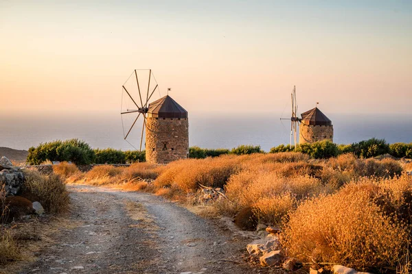 Günbatımında manzara, altın saatinde eski yel değirmenleri