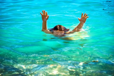 Mavi yeşil sudan çıkan iki çocuğun ellerini kapayın. Güneşli yaz günü