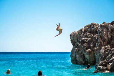 İnsanoğlu uçurumdan denize düşüyor..