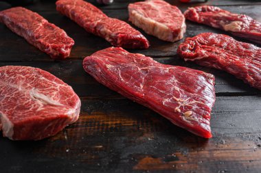 Alternatif bavette ya da biftek biftek biftek üç uçlu biftek ve üst bıçaklı istiridye eski ahşap masa manzaralı kasaplık diğer kesiklerin önünde yakın kesim .