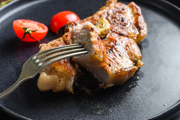 Platillo Chuleta Cerdo Parrilla Con Tomates Vista Superior Con Cuchillo — Foto de Stock