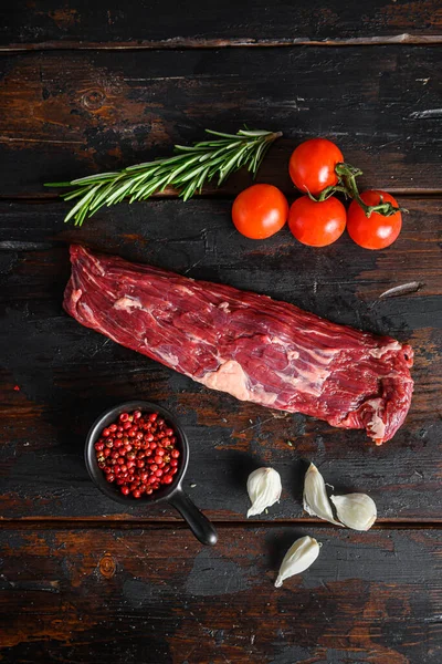 Spódnica Organiczna Steak Onglet Cut Rozmarynem Tle Drewna Widok Góry — Zdjęcie stockowe
