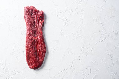 Raw tri tip, alt sığır fileto biftek beyaz taş arka plan görünüm alanı metin için
