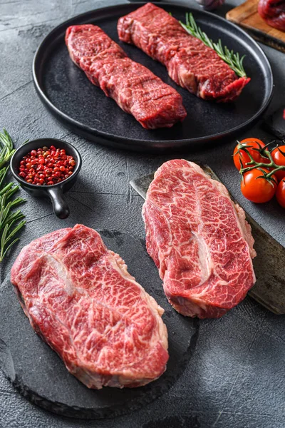 Bistec Pluma Orgánica Tabla Cortar Carne Res Mármol Sobre Otros — Foto de Stock