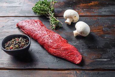 Taze mevsim kekikli üç uçlu biftek, etin içinde kızarmaya hazır yağlı mermerle pişirilmiş organik üç uçlu rosto, ahşap arka planda ızgara, yan görüş..