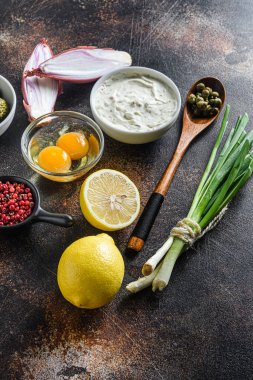 Organik kaparili sos tartı limon biberleri eski metalin üzerine desenli koyu arkaplan ve pas kaplı kenar görüş