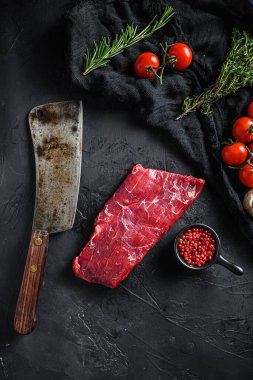 Çiğ, kanat ya da kanat, ayrıca kasap bıçağının yanında pembe biberiyeli Bavette bifteği olarak da bilinir. Siyah arka plan. Üst görünüm dikey.