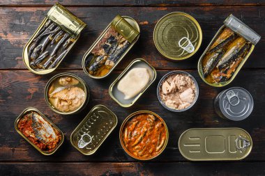 Farklı türde deniz ürünleri olan balıklar için teneke kutular, Saury, uskumru, sprat, sardalya, sardalya, sardalya, kalamar, kalamar, ton balığı ile açılmış ve kapanmış konserveler. .