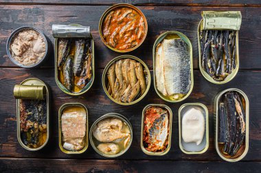 Saury, uskumru, sprat, sardalya, sardalya, kalamar, kalamar, ton balığı ve eski bar ahşap masa. .