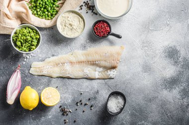 İngiliz balık ve patates kızartması. Bira hamuru, patates, tartar sosu, naneli bezelye, limon, arpacık soğanı, nane, sarımsak, tuz, karabiber, morina balığı üst görünümü..