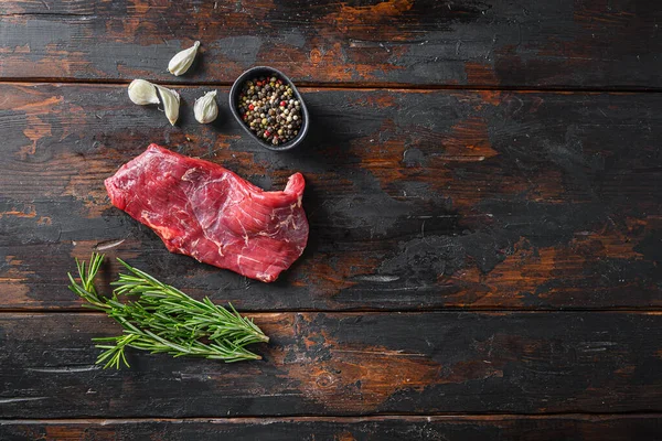 Flank Bistecca Bavarese Con Condimenti Erbe Fresche Carne Cruda Manzo — Foto Stock