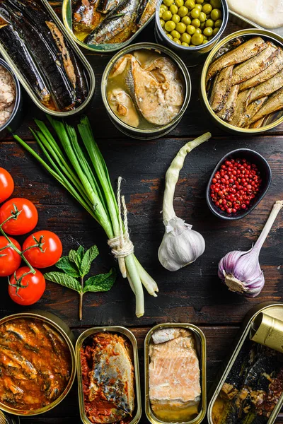 Conservas Conservas Alimentos Latas Com Ingredientes Biológicos Frescos Ervas Tomate — Fotografia de Stock