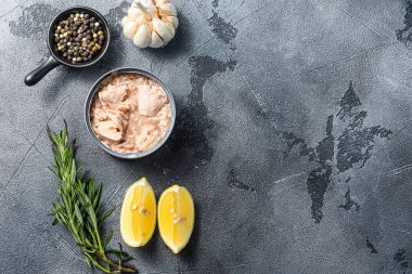 Taze otlarla konserve ton balığı konservesi. Sarımsak ve limon malzemeleri. Metin için üst görünüm alanını korur..