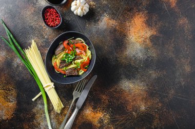 Erişteli waok ve metin için sığır eti üst görünümü karıştırma alanı.