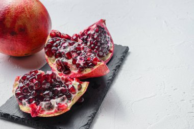 Pomeranete 'nin taze kesimi, beyaz arka plan görünümü, seçici odak