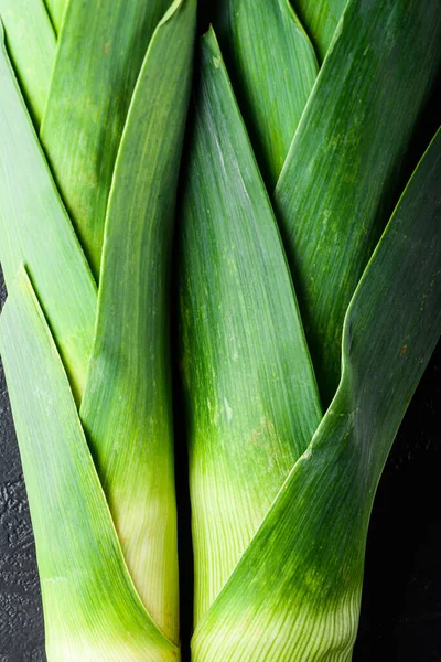 Organic Green Leek Onion Black Textured Background Top View — Stock Photo, Image