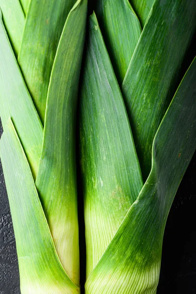 Organiczne Zielone Cebula Pora Czarnym Teksturowanym Tle Widok Góry — Zdjęcie stockowe