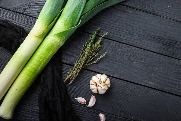 Cebolla Puerro Ecológica Tallos Sobre Fondo Madera Negra Con Ingredientes —  Fotos de Stock