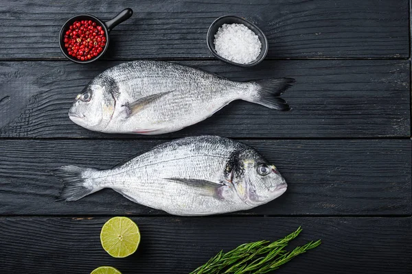 Dorado Paire Entière Crue Poisson Daurade Avec Des Herbes Pour — Photo