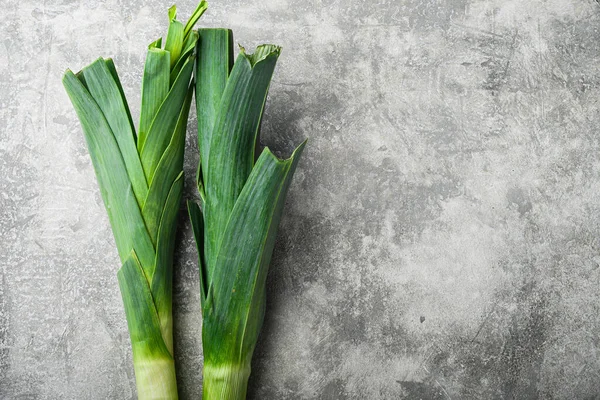 Organiczny Por Cebula Szarym Teksturowanym Tle Widok Góry Miejsca Tekst — Zdjęcie stockowe