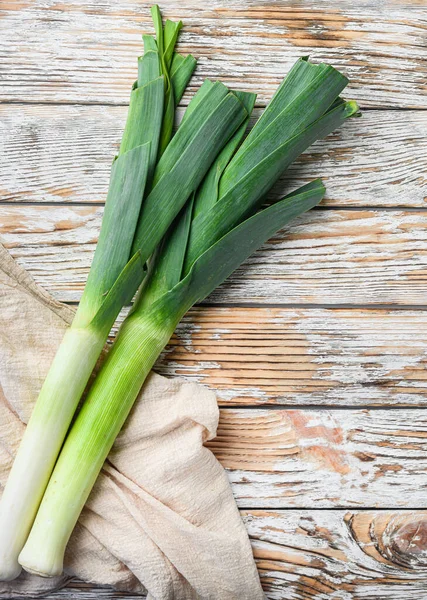 Green Leek Sultan Onion White Wooden Table Top View — Stock Photo, Image