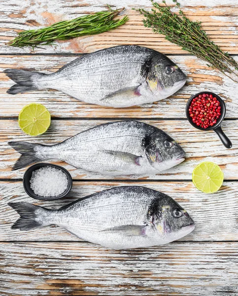 Ensemble Dorado Cru Poisson Daurade Avec Des Herbes Pour Barbecue — Photo