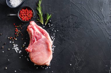 Kemiğe organik pirzola ya da domuz eti. Baharatlı, biberiyeli ve kırmızı biberli taze çiğ et. Metin için boşluk