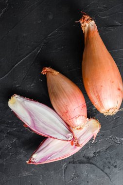 Shallot, eschalot ya da taze soğan dilimlenmiş ve ikiye bölünmüş. 