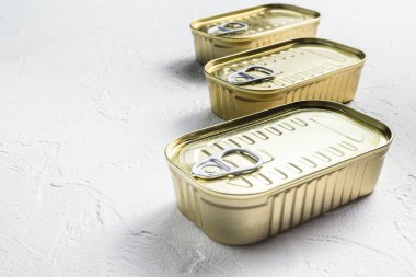 Aynı boyutta kapalı konserve yiyecek seti. Etiket, balık, meyve, sebze, et, çorba yok. Farklı şekillerde üst görünüm..