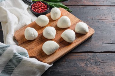 Mozzarella peyniri, fesleğen domates vişnesi eski ahşap arka plan masa seçici odak.