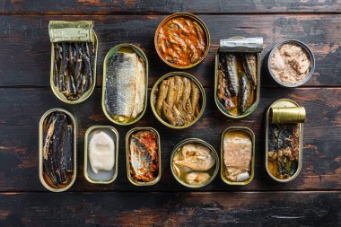 Saury, uskumru, sardalya, sardalya, kalamar, kalamar, ton balığı ve ev yapımı ahşap masa manzarası. .
