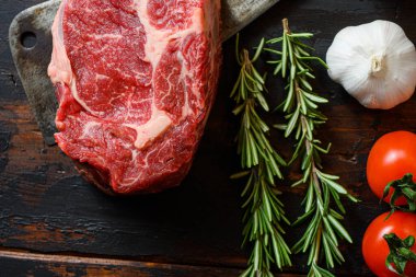 Et satırında taze tomahawk bifteği. Organik çiftlik mermer kaplama siyah angus bifteği. Koyu ahşap arka plan. Üst Manzara. Baharatlı, biberli, biberiyeli, tuzlu, sarımsaklı. Yakın mahsulü kapat