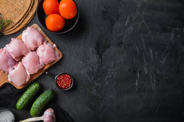 Shawarma malzemeleri, siyah arka planda tavuk eti, fotokopi alanı olan düz bir yer..