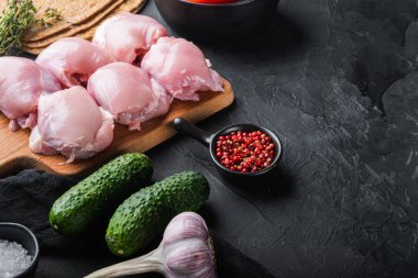 Shawarma malzemeleri, siyah arka planda tavuk budu ve fotokopi alanı..