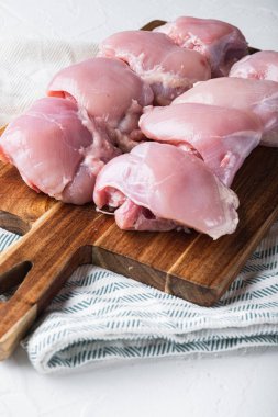 Beyaz arka planda derisiz tavuk butları..