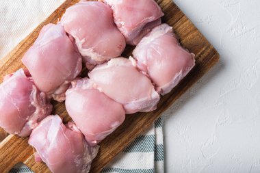 Beyaz arka planda çiğ derisiz tavuk eti, fotokopi alanı ile düz uzanmış..