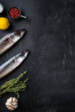 Siyah desenli arka plan içerikli çiğ uskumru, kopyalama alanı olan üst görünüm.